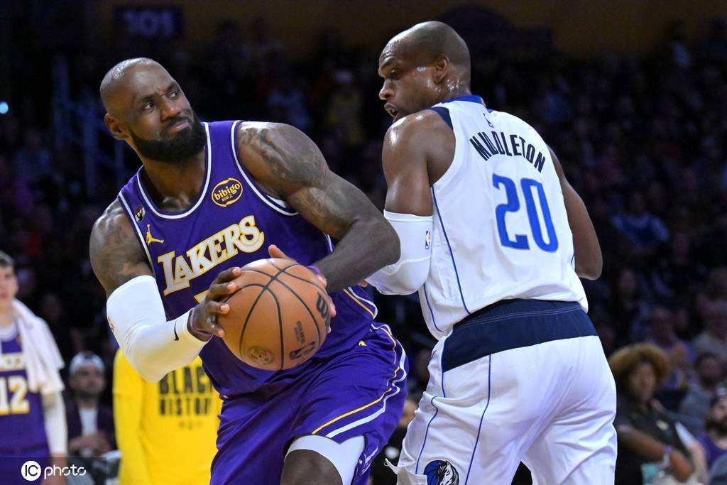 詹姆斯28+10+12里夫斯18分 湖人大胜送独行侠9连败